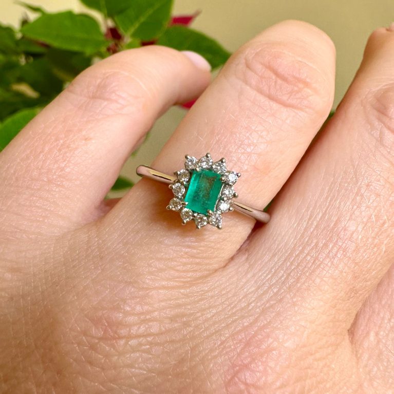 0.34ct Colombian Emerald set on 18k Solid Gold Made in Italy Ring with 0.18ct Diamonds