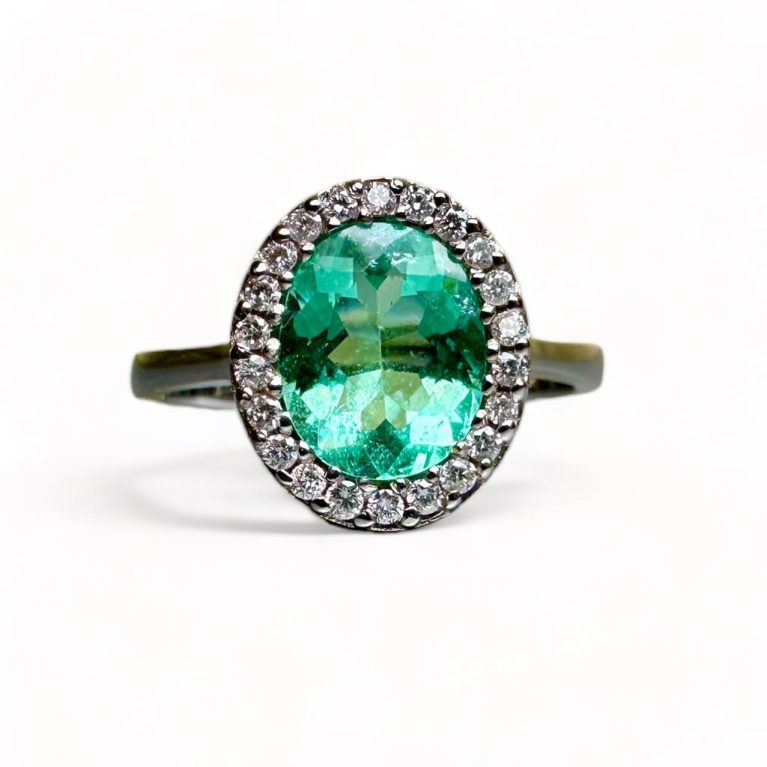 Genuine and Full of  Green 1.42ct Colombian Emerald set on a 18k Solid Gold Ring with 0.22ct natural Diamonds