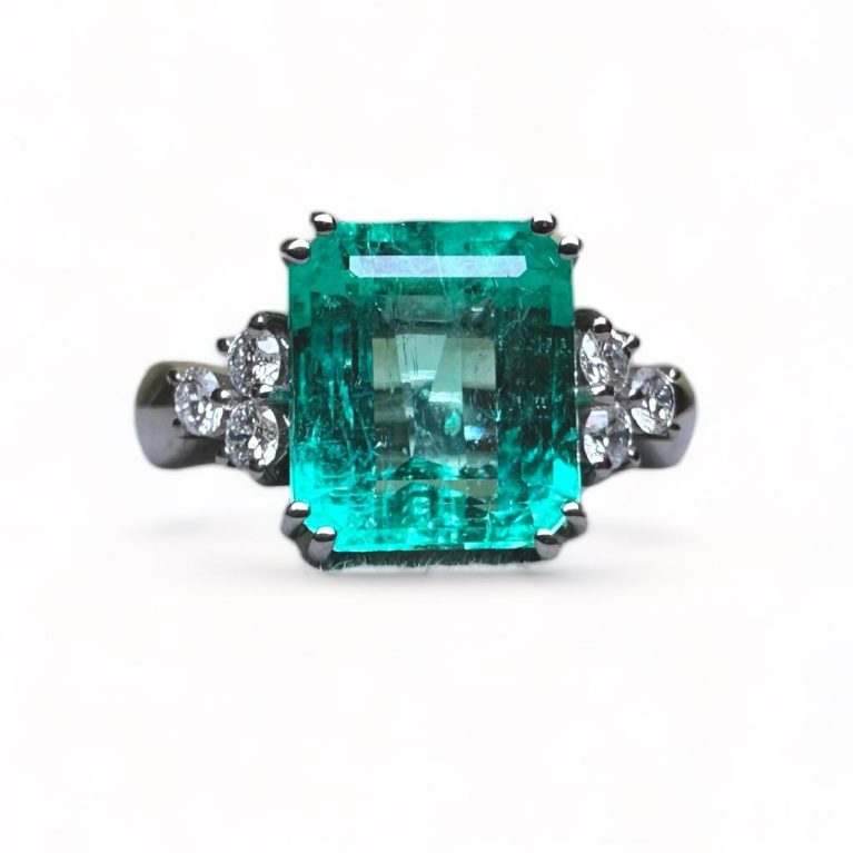 GRS Certified Wonderful 4.00ct Colombian Emerald  set on 18k Solid Gold Ring with 0.30ct Natural Diamonds
