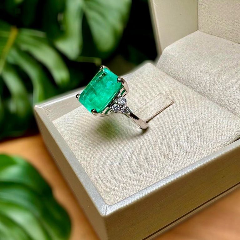 How to miss this Incredible 11.80ct Huge & GRS Certified Colombian Emerald Ring set on 18k Solid Gold with diamonds