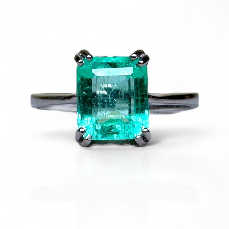 Elegant 1.48ct Natural and genuine Colombian Emerald set on 18k Solid Gold Ring
