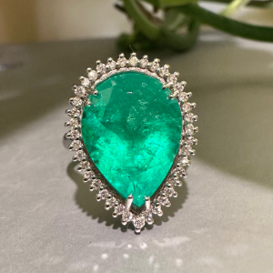 Huge and Charming 7.20ct Genuine Muzo Colombian Emerald set on 18k Solid Gold Ring with Natural Diamonds