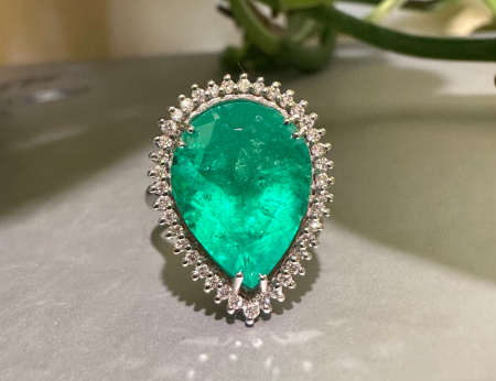 Huge and Charming 7.20ct Genuine Muzo Colombian Emerald set on 18k Solid Gold Ring with Natural Diamonds