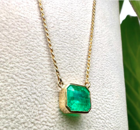 Super Muzo Green 3.10ct GRS Certified Colombian Emerald set on 18k yellow solid gold Wonderful Necklace