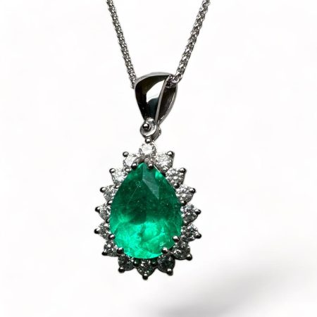 Majestic and charming Necklace with a deep green 2,80ct Colombian Emerald set on 18k Solid Gold with 0.54ct Natural Diamonds