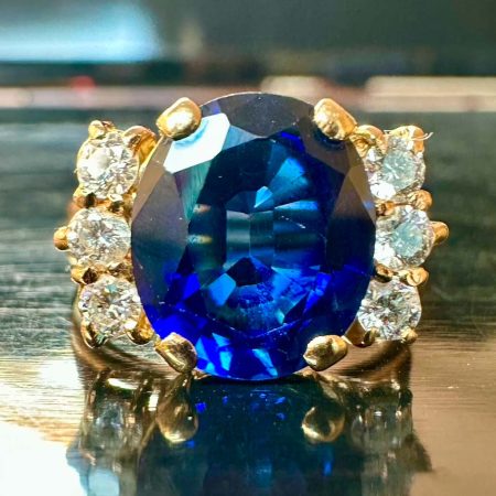 Fabulous 18k solid gold Ring with extra white Natural Diamonds
