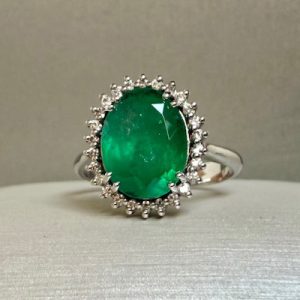 Tipical Muzo deep Green for this 2.89ct Genuine Colombian Emerald set on a 18k solid gold exquisite Ring