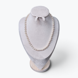 Opulent and Elegant Japanese Akoya pearl necklace, 18k yellow gold clasp, 22.5 cm, 27.3 g